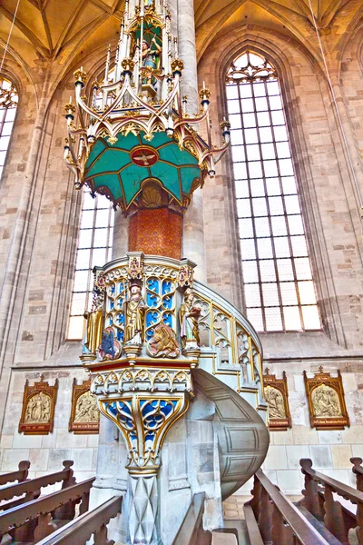 Slavný starý kostel svatého Jiří ve středověkém městě dinkelsbuehl v — Stock fotografie