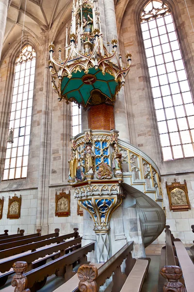 Berömda gamla kyrkan St george i medeltida staden Dinkelsbühl i — Stockfoto