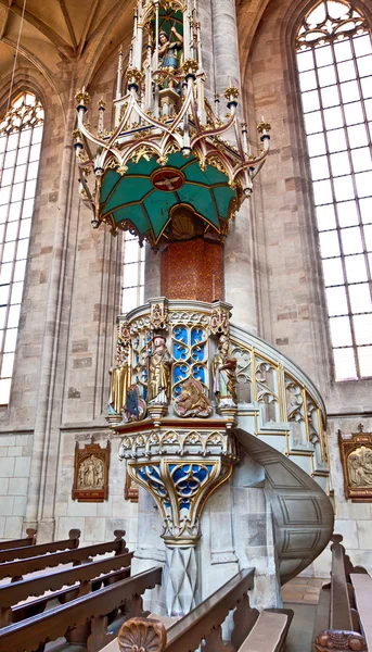 Słynny stary kościół Świętego Jerzego w średniowieczne miasto dinkelsbuehl w — Zdjęcie stockowe