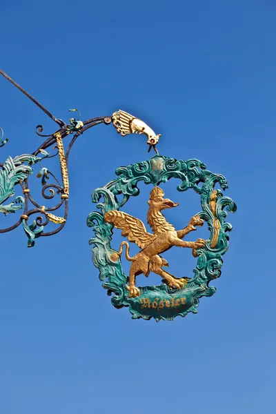 Lejon och eagle som tecken för en gammal restaurang i medeltida ro — Stockfoto