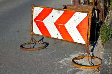 Caddenin bir inşaat alanında belirtmek için trafik işaretleri