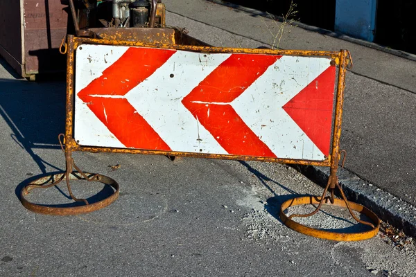 Дорожный знак для указания строительной площадки на улице — стоковое фото