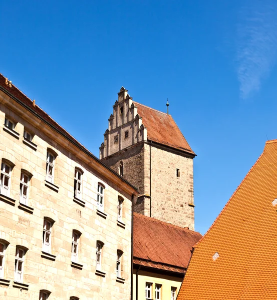 Torre Noerdlinger con casa de entramado de madera en romántica medieval —  Fotos de Stock