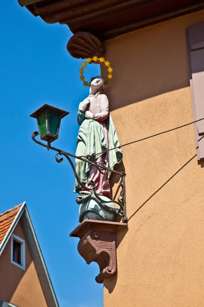 Svaté křesťanské postava s svatozář na housewall ve středověku — Stock fotografie