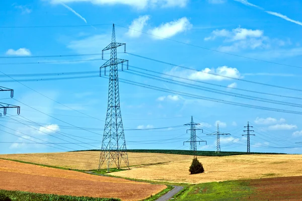 Línea eléctrica con generador eólico en el paisaje rural — Foto de Stock