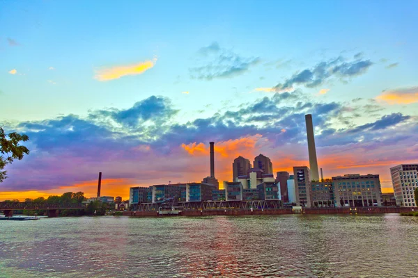 Solnedgång med cityview Frankfurt med floden huvudsakliga — Stockfoto