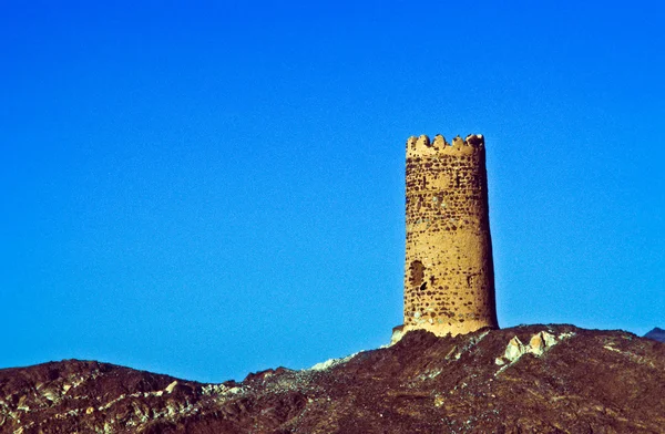 在 al mudayrib，在一个著名的山村的老堡垒塔。 — 图库照片