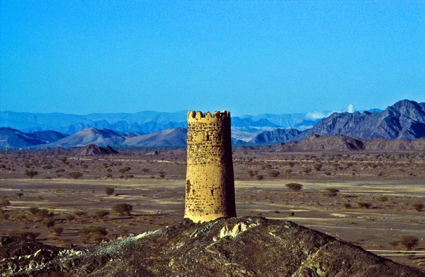 Torre velha da fortaleza em Al Mudayrib, uma vila famosa da montanha em — Fotografia de Stock