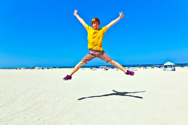 Rapaz bonito pulando no ar na praia no sul de Miami — Fotografia de Stock