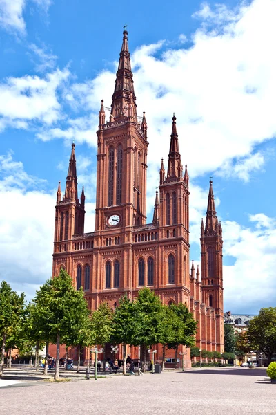 Slavný markt kirche ve Wiesbadenu, cihlová stavba v novogotickém — Stock fotografie