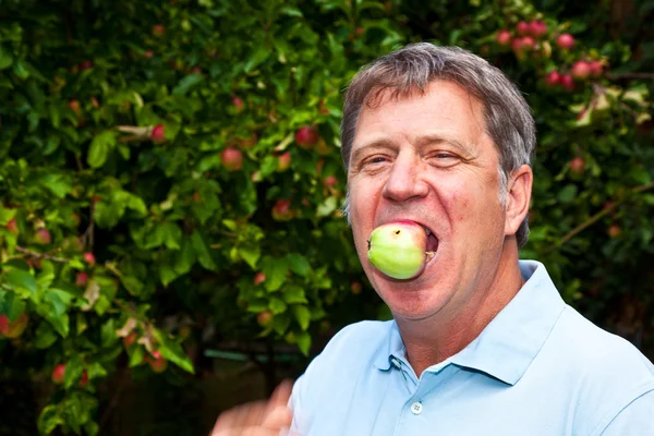 Man eating an apple — Stock Photo, Image