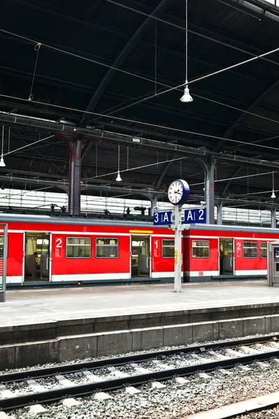 Поезд на классическом железнодорожном вокзале — стоковое фото