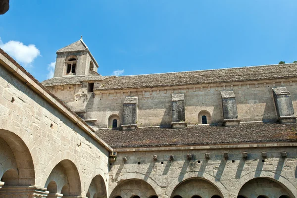 Klooster van de abdij van de senanque, gordes, vaucluse, provence, Frankrijk — Stockfoto