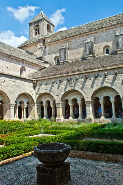 Klooster van de abdij van de senanque, gordes, vaucluse, provence, Frankrijk — Stockfoto