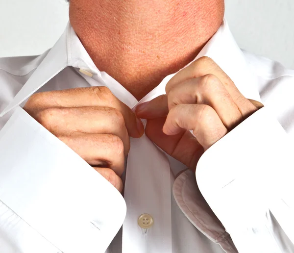 Άνθρωπος κλείσιμο του πουκάμισο — Φωτογραφία Αρχείου