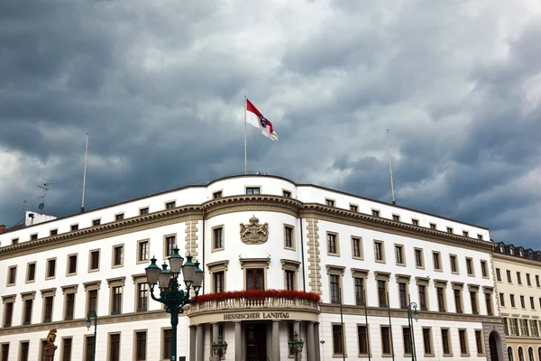 Κοινοβουλίου (landtag) της Έσσης σε Βιζμπάντεν, Γερμανία στο σκοτεινό clou — Φωτογραφία Αρχείου