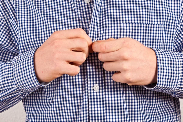 Menino fechando sua camisa — Fotografia de Stock