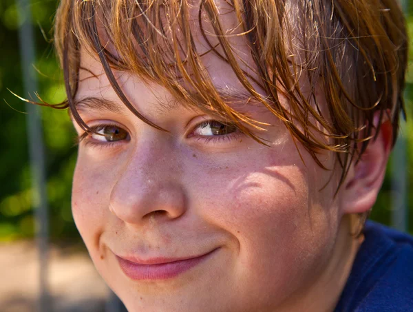 発汗とスポーツから排出される幸せな少年 — ストック写真