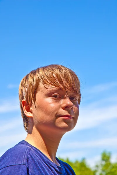 Lycklig pojke svettning och utmattad från sport — Stockfoto
