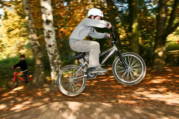 Menino pulando com a bicicleta BMX em uma rampa — Fotografia de Stock