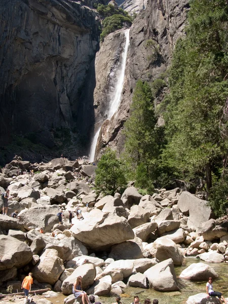 Profiter de la cascade aux chutes de Yosemite supérieure et inférieure — Photo