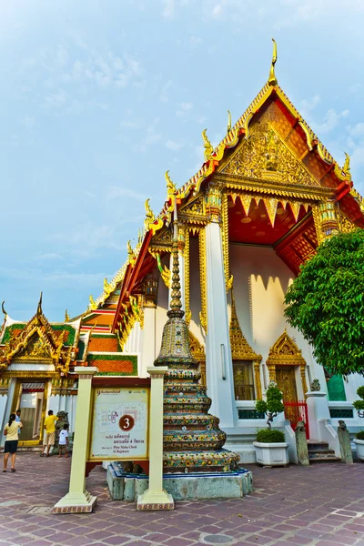 Tempel área Wat Pho en Bangkok con techo colorido en hermosa —  Fotos de Stock