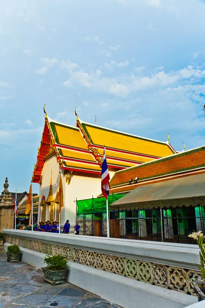 Περιοχή Tempel wat pho στην Μπανγκόκ με πολύχρωμο στέγη στην όμορφη — Φωτογραφία Αρχείου