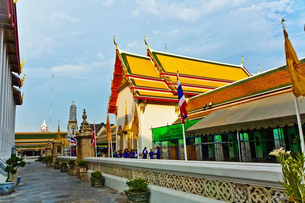 Tempel área Wat Pho en Bangkok con techo colorido en hermosa —  Fotos de Stock