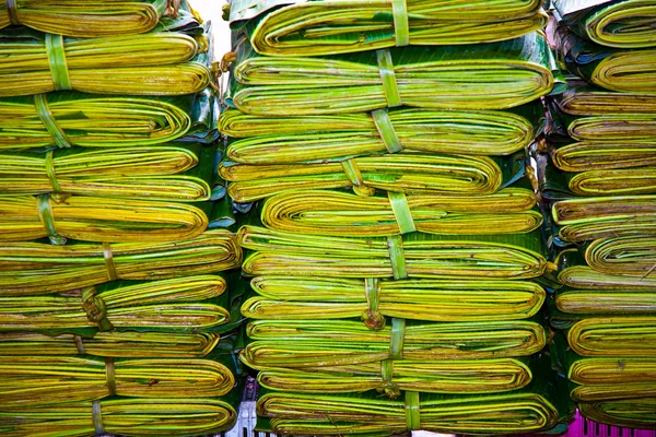 バンコクでの早朝花ハーブ市場のシュロの葉します。 — ストック写真