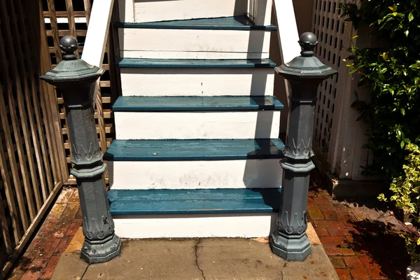 Лестница старого дома — стоковое фото