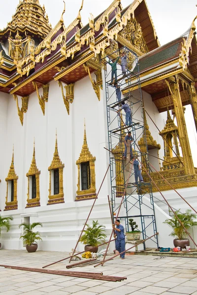Hombres trabajando en un bastidor en el Dusit Maha Prasat Tempel, Gran Palacio —  Fotos de Stock