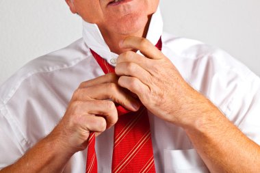 Man binding his tie