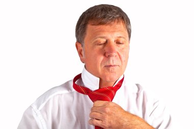 Man binding his tie