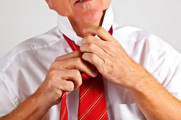 Людина зв'язує свою краватку — стокове фото