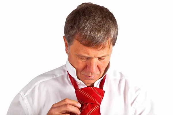 具有约束力的他的领带的男人 — 图库照片