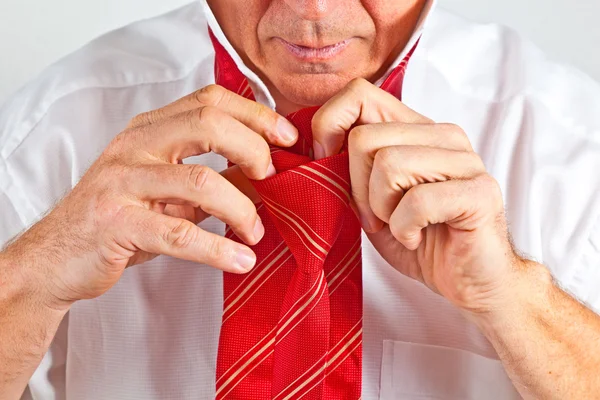 Mann bindet seine Krawatte — Stockfoto
