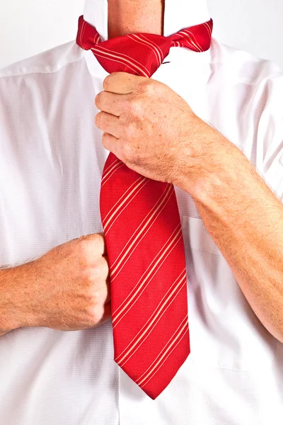 Man binding his tie — Stockfoto
