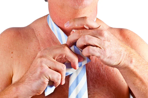 Homme attachant sa cravate — Photo