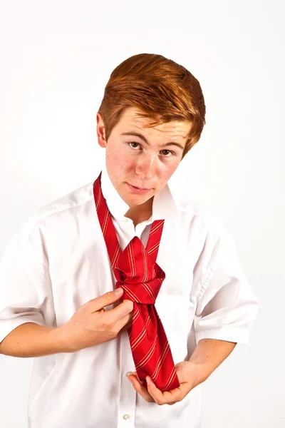 Teenager bindet seine rote Krawatte — Stockfoto