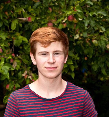 çekici mutlu gülen çocuk bahçesinde