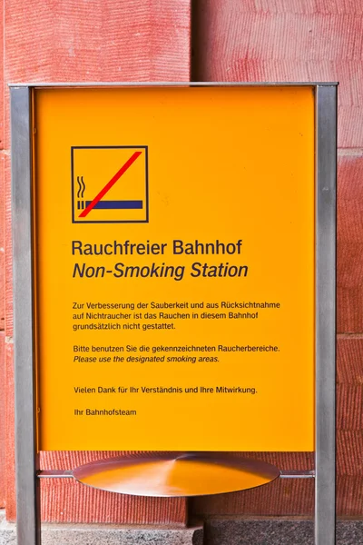 Enseigne non-fumeur dans l'espace public — Photo