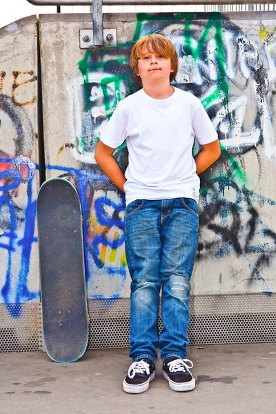 Boy resting with skate board at the skate park — Stock Photo, Image