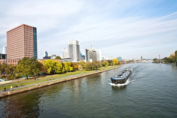 Frankfurt bölgesindeki ana nehir gemisinde navlun — Stok fotoğraf