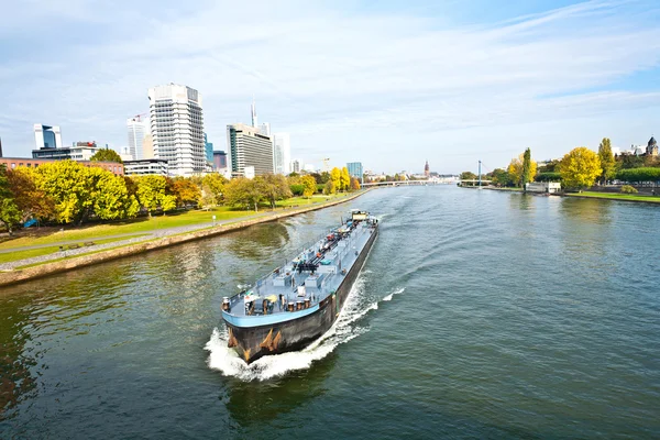 Frakt fartyg vid floden main i frankfurt — Stockfoto