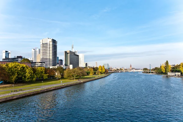 Skyline de Frankfurt com rio Main — Fotografia de Stock