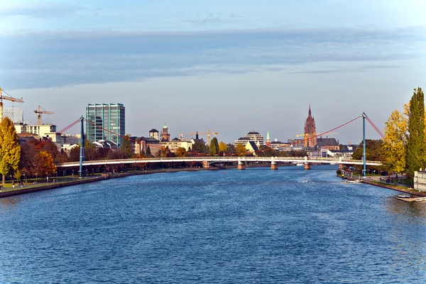 Skyline van frankfurt met rivier belangrijkste — Stockfoto