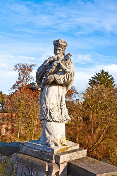 Estátua do bispo Nepomuk com uma cruz — Fotografia de Stock