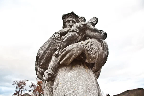 Staty av biskop nepomuk med ett kors på den gamla floden lahn bri — Stockfoto