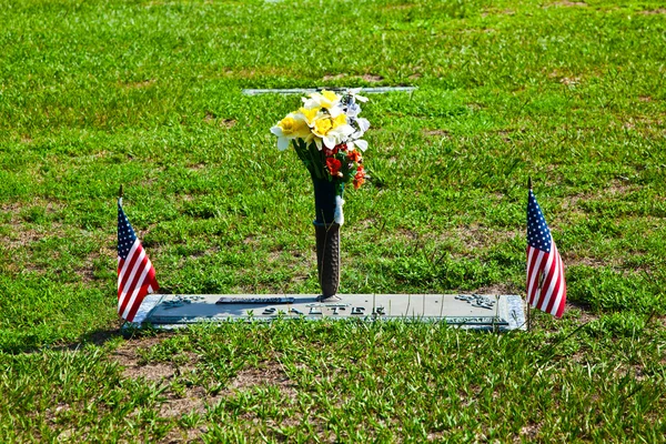 Cemitério americano com flores nos túmulos — Fotografia de Stock