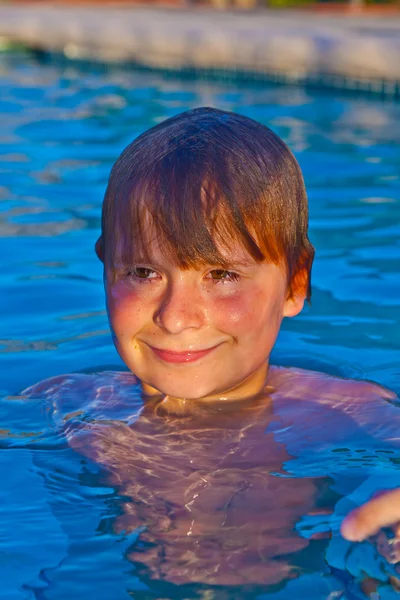 Child has fun in the outdoor pool — Stock Photo, Image
